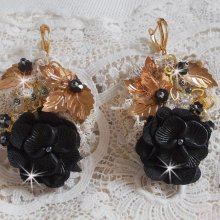 Atrapasueños negro y dorado ondulado bordado con cristales de Swarovski, flores de tela y cuentas de semillas.